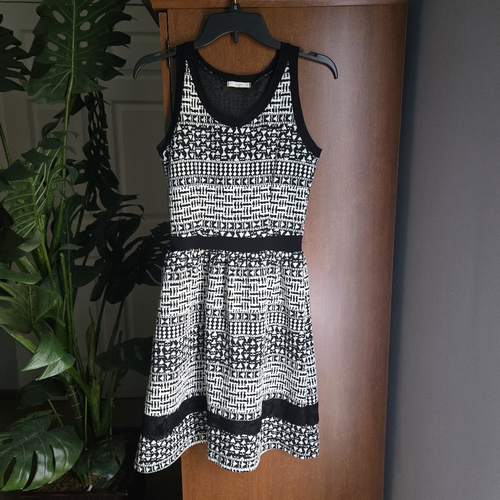 Le Lis Sleeveless Dress Black And White Knit Pattern With Lace